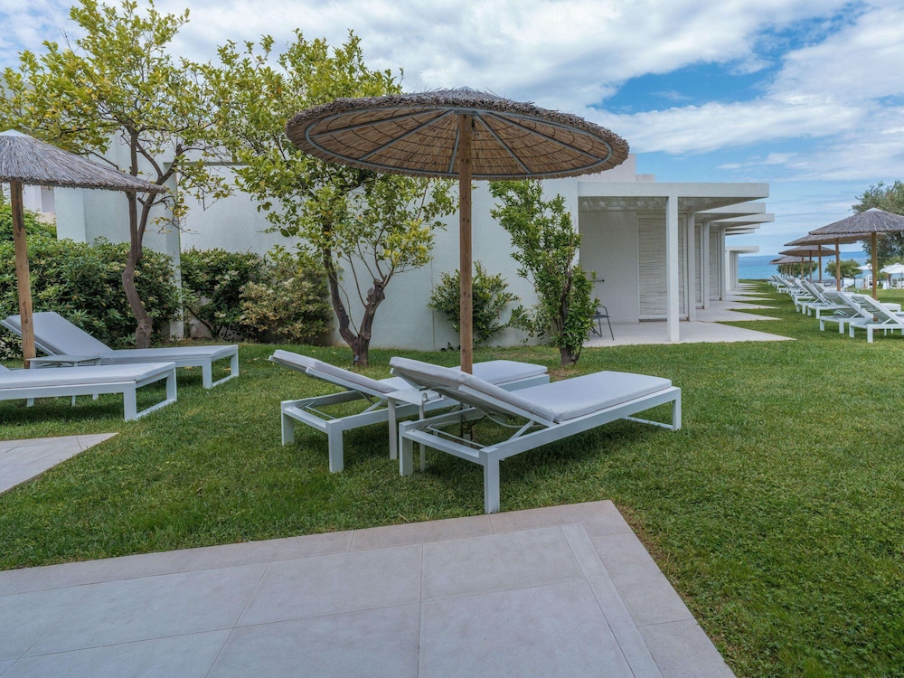Cabana Side Pool View - Photo 5