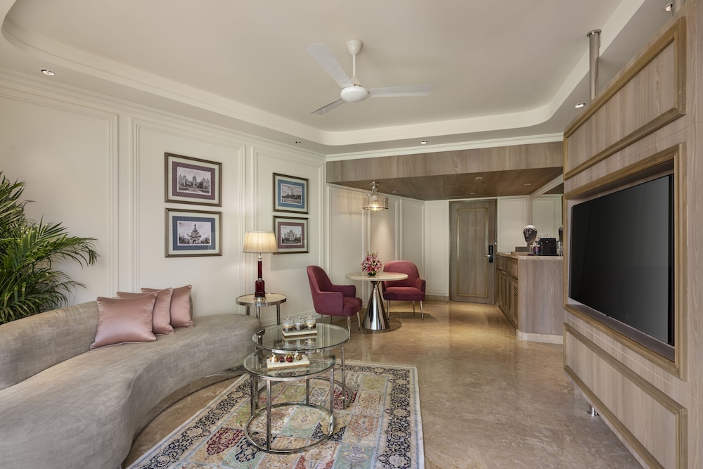 Executive Suite - Photo 3