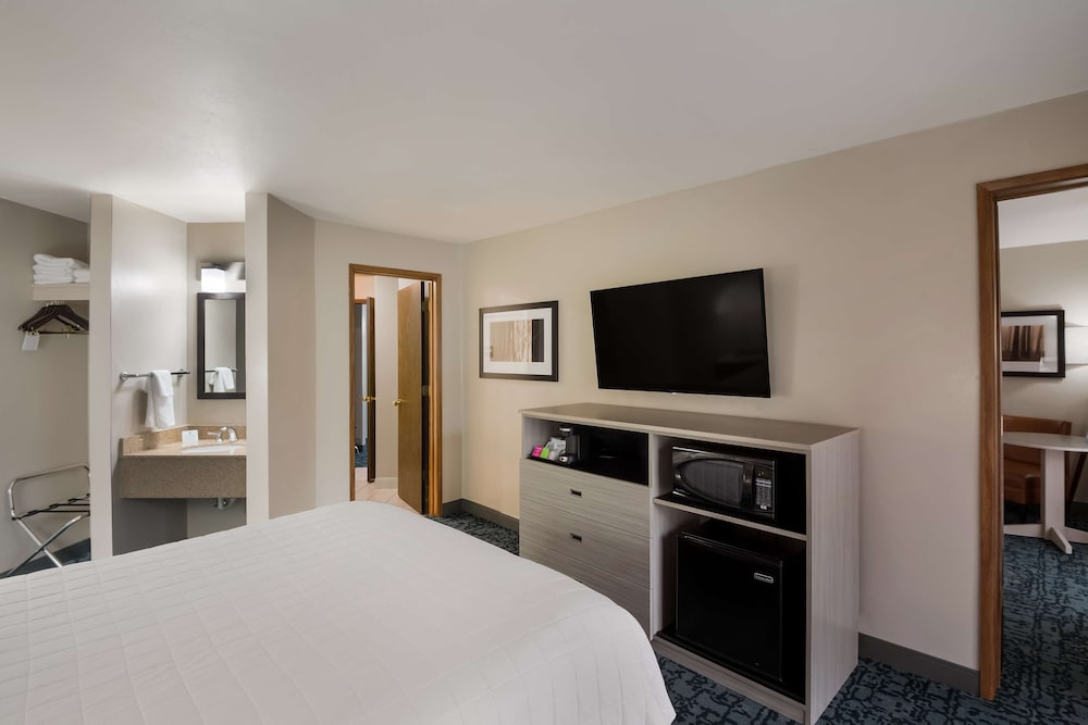 Suite, 2 Queen Beds, Non Smoking, Balcony
