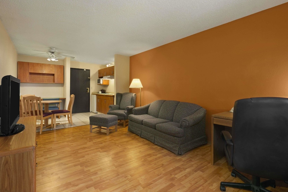 Standard Room, 1 King Bed - Photo 2