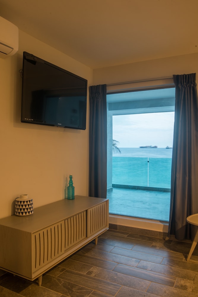 Suite, 1 King Bed, Partial Sea View photo 2