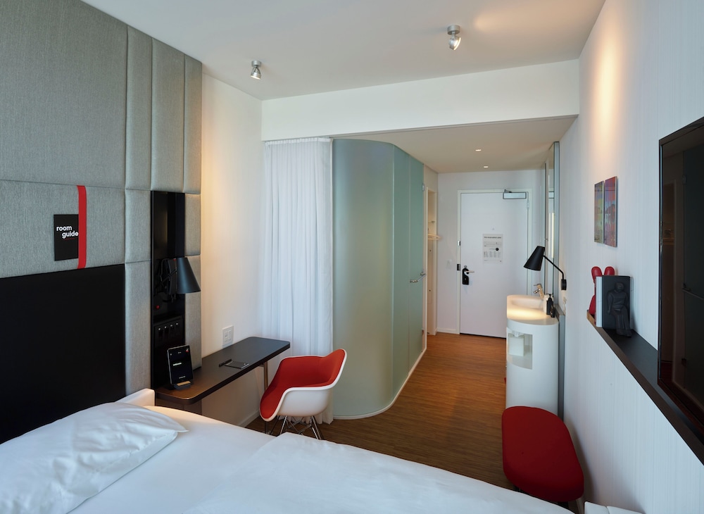 Premium Room, 1 King Bed (View) - Photo 7