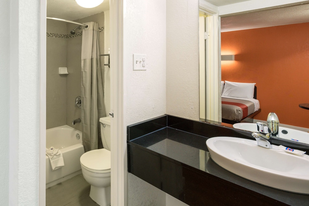 Standard Room, 2 Double Beds, Smoking - Photo 10