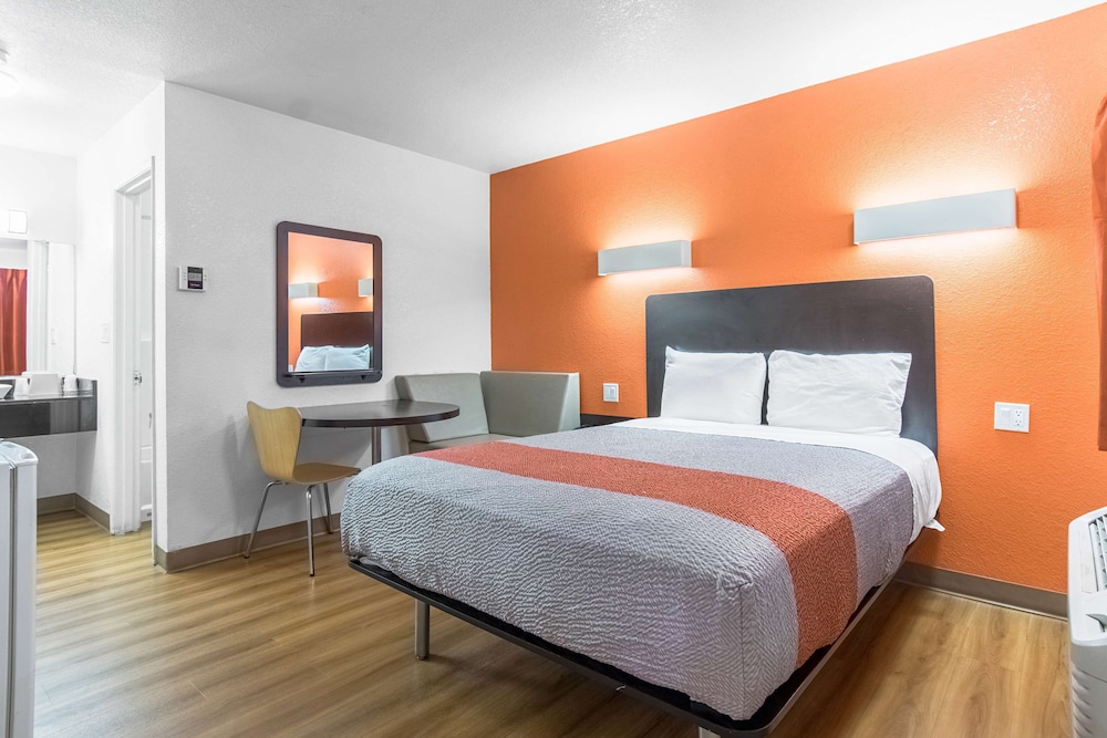 Deluxe Room, 1 Queen Bed, Non Smoking, Refrigerator