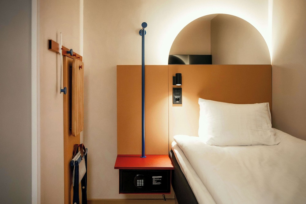 Single Room, No Windows photo 1