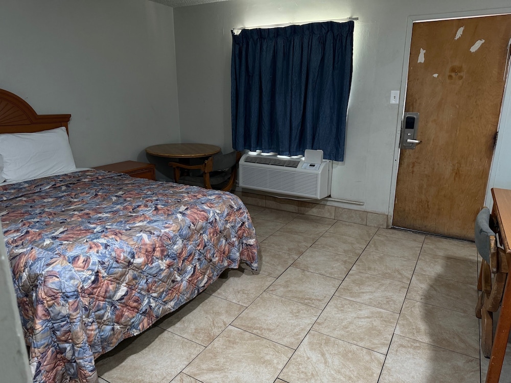 Weekly One Queen Bed, With Kitchen , Smoking Room photo 1