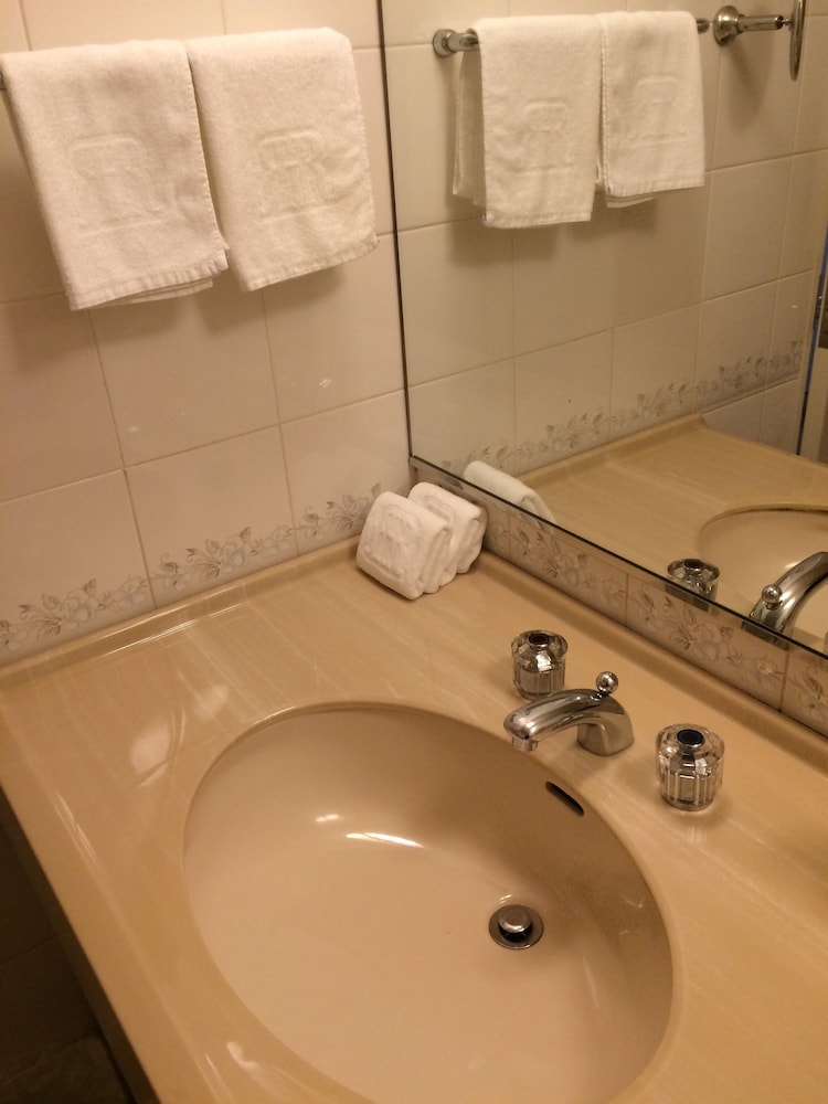 Triple Room, Non Smoking (2 Double Beds + 1 Sofa Bed) - Photo 8