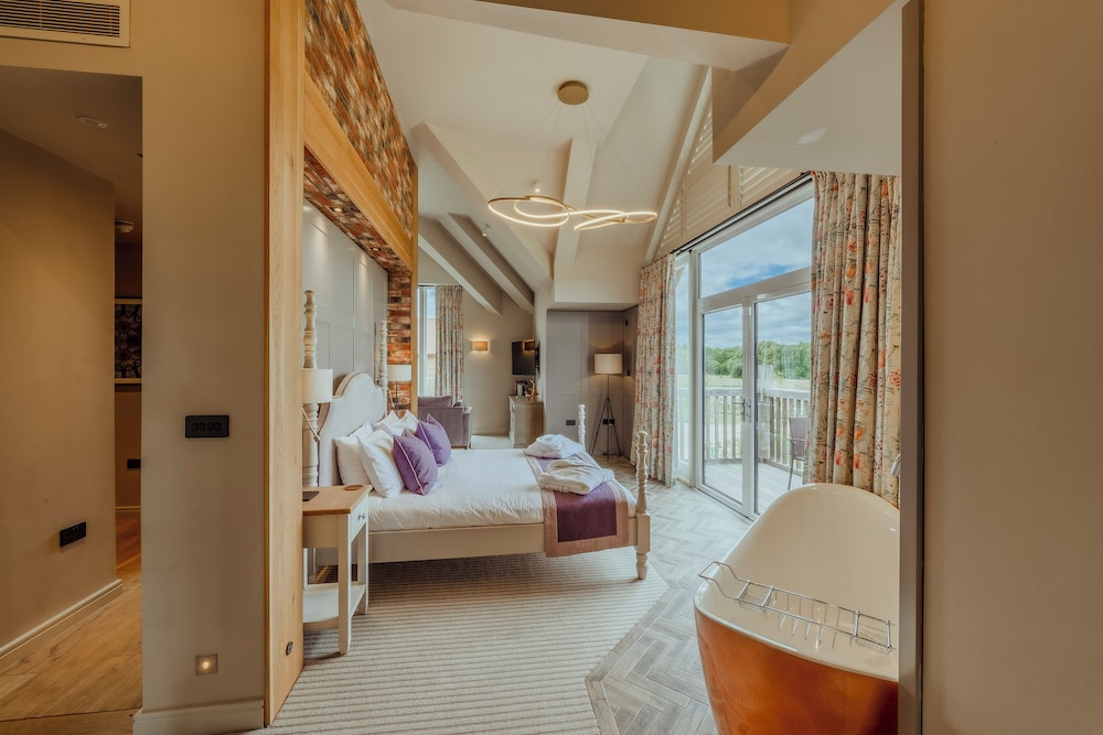 Junior Suite, Patio, Lake View photo 1