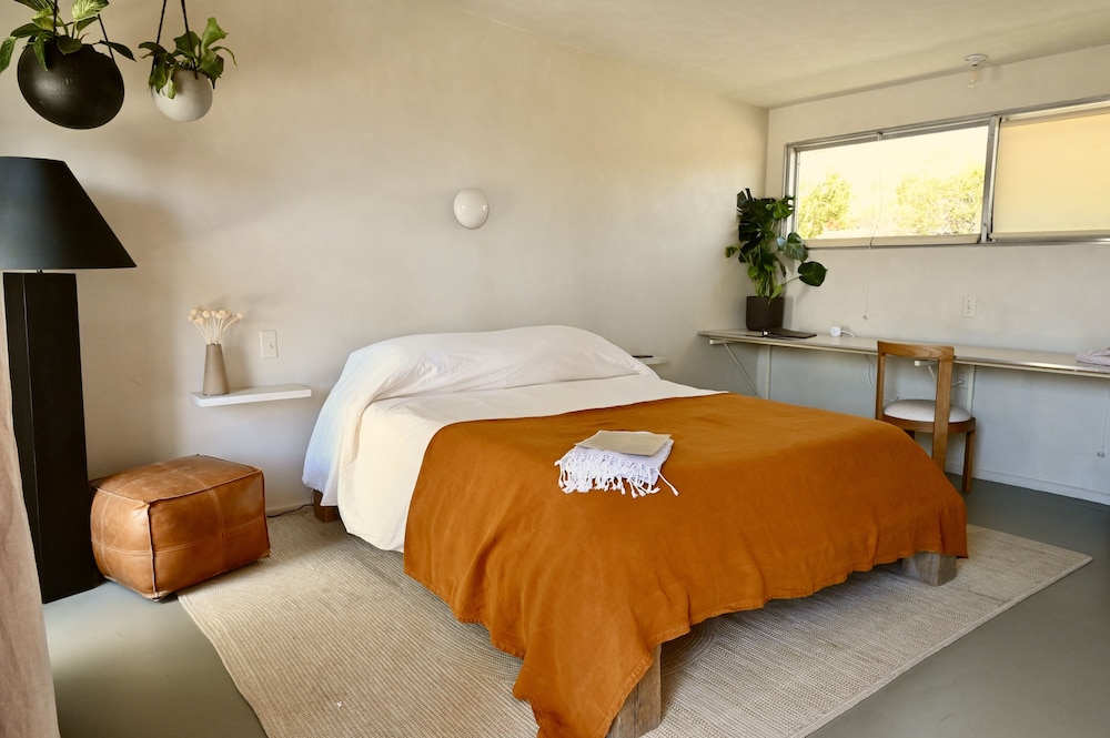 Deluxe Suite, 1 Queen Bed, Non Smoking, Kitchen photo 1