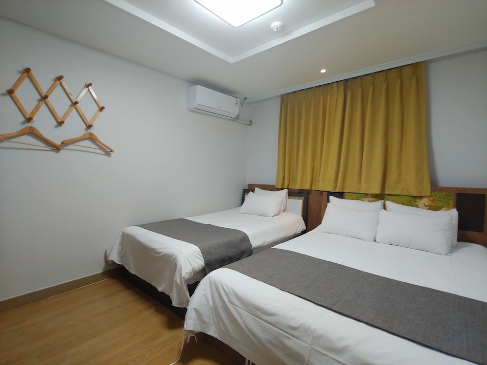 Deluxe Triple Room, Multiple Beds photo 2