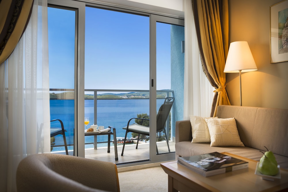 Superior junior suite with sea view balcony - Photo 3