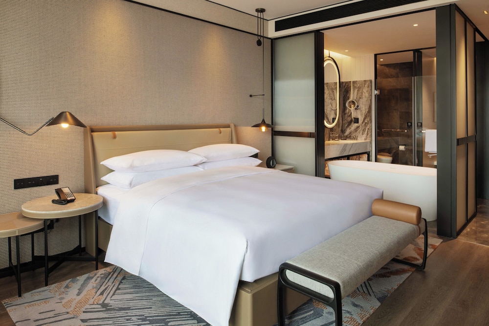 Deluxe Room, 1 King Bed, City View photo 3