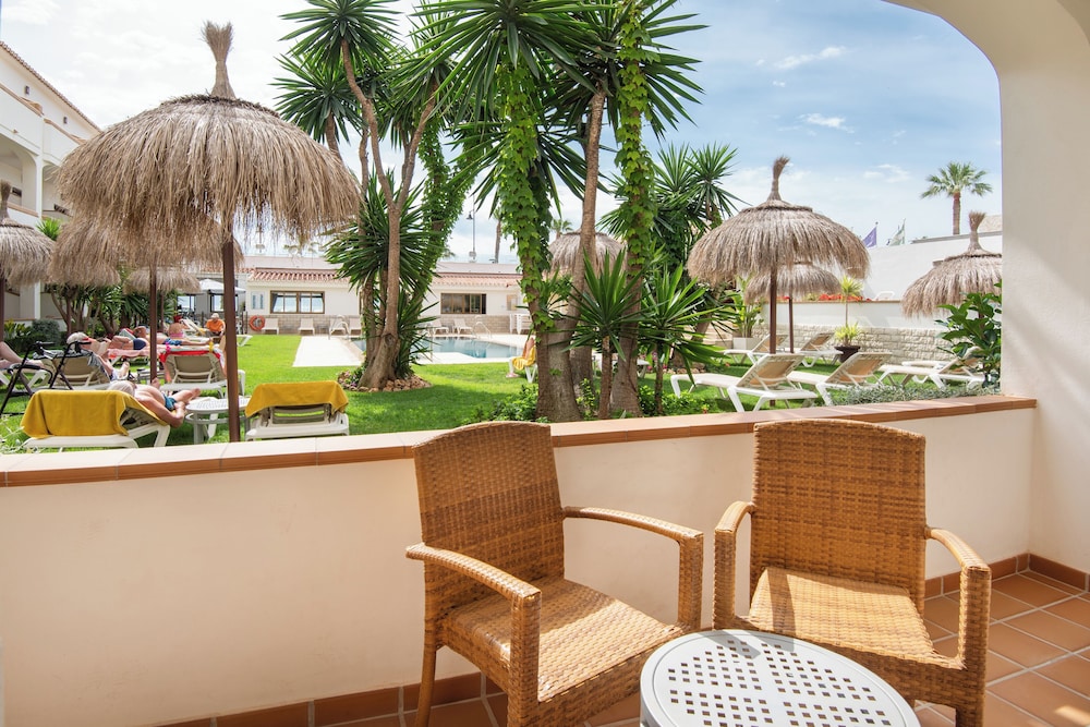 Doble planta baja con terraza, jardín y piscina - Photo 4