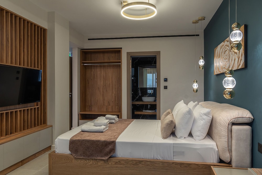 Luxury Suite, Balcony, Partial Sea View photo 2