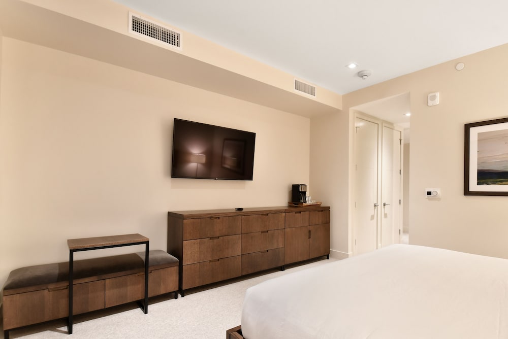 Hotel Room - Photo 3