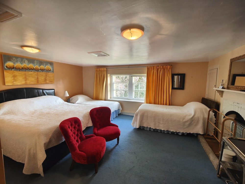 Suite, Ensuite photo 1
