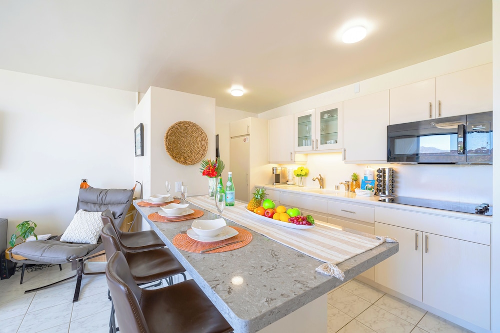 Diamond Head and Ocean views with King Bed and Parking: Romantic Suite, 1 Bedroom, Balcony, Ocean View (0108) photo