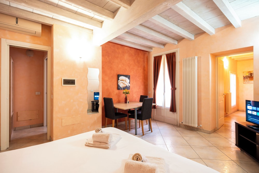 Comfort Room, Courtyard View