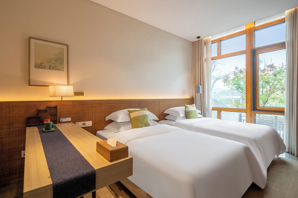 Superior Twin Room, Lake View photo 3