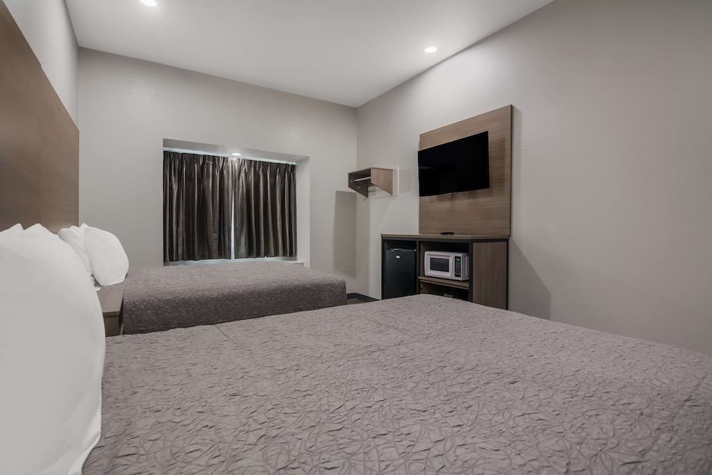 Room, 2 Queen Beds, Non Smoking - Photo 5