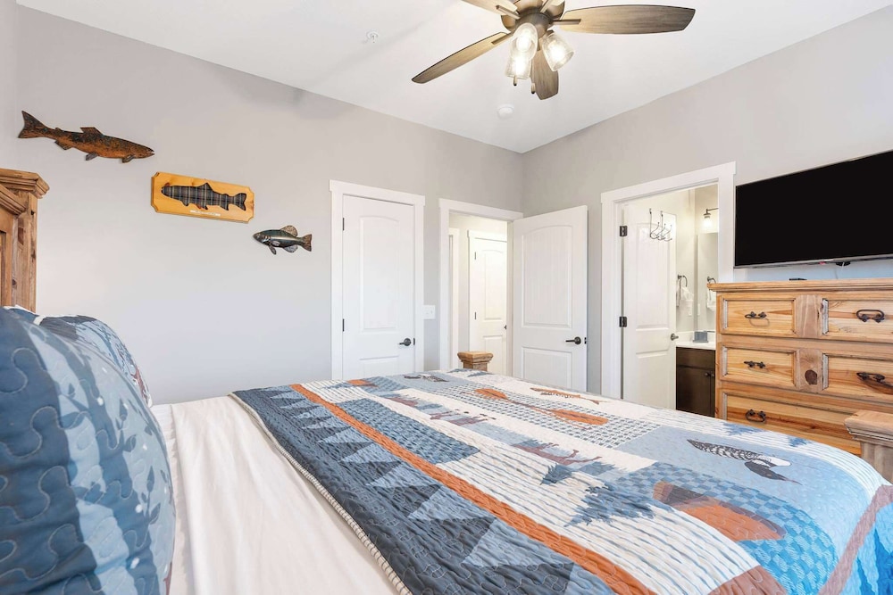Cabin, Multiple Beds, Patio (A Birds Eye Bridge View) photo 3