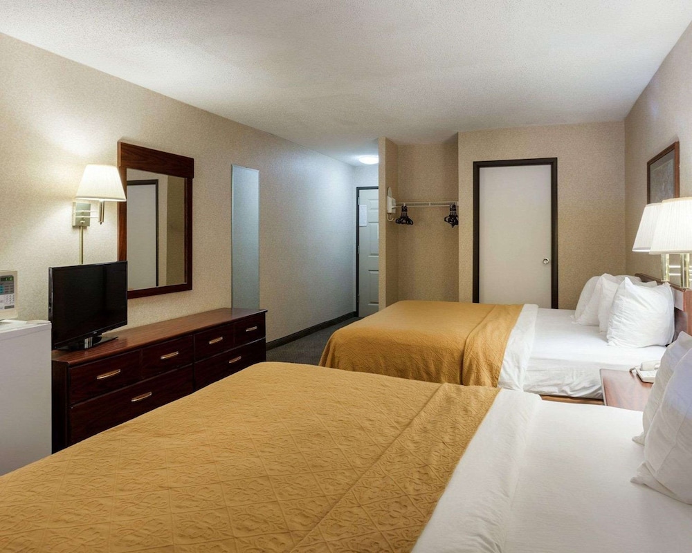 Standard Room, 2 Queen Beds, Non Smoking - Photo 2