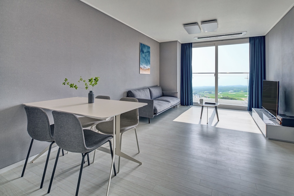 [8PM Checkin] Deluxe Suite Twin, Mountain View - extra 30,000 KRW extended stay photo 1