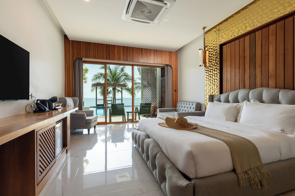 Premier Room Pool Access Deluxe - Photo 1