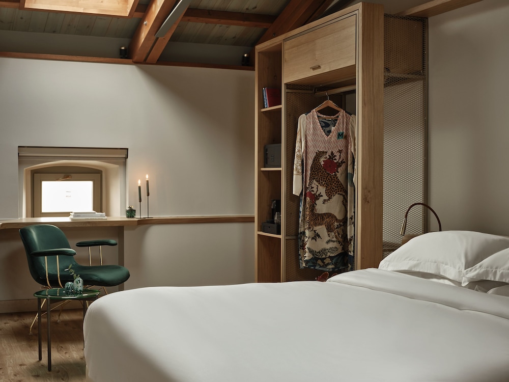 Attic Suite with Living Room & Skylights photo 3