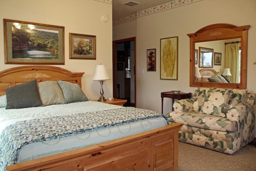 Signature Room, 1 Queen Bed, Patio, Hill View (Angellique) photo 2