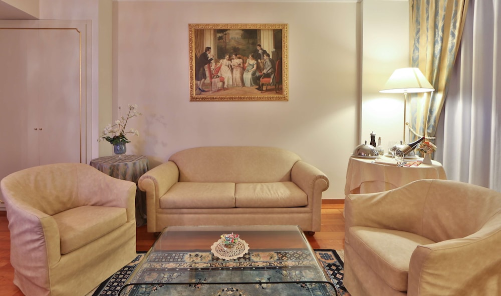 Executive Suite, Jetted Tub - Photo 4