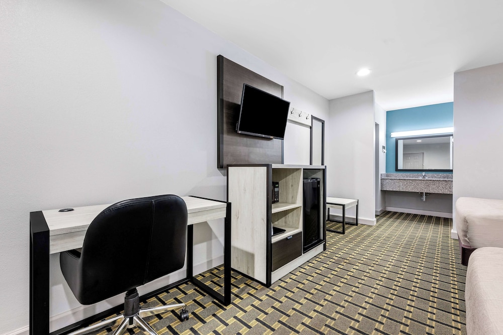 Standard Room, 2 Queen Beds, Non Smoking, Refrigerator & Microwave - Photo 3