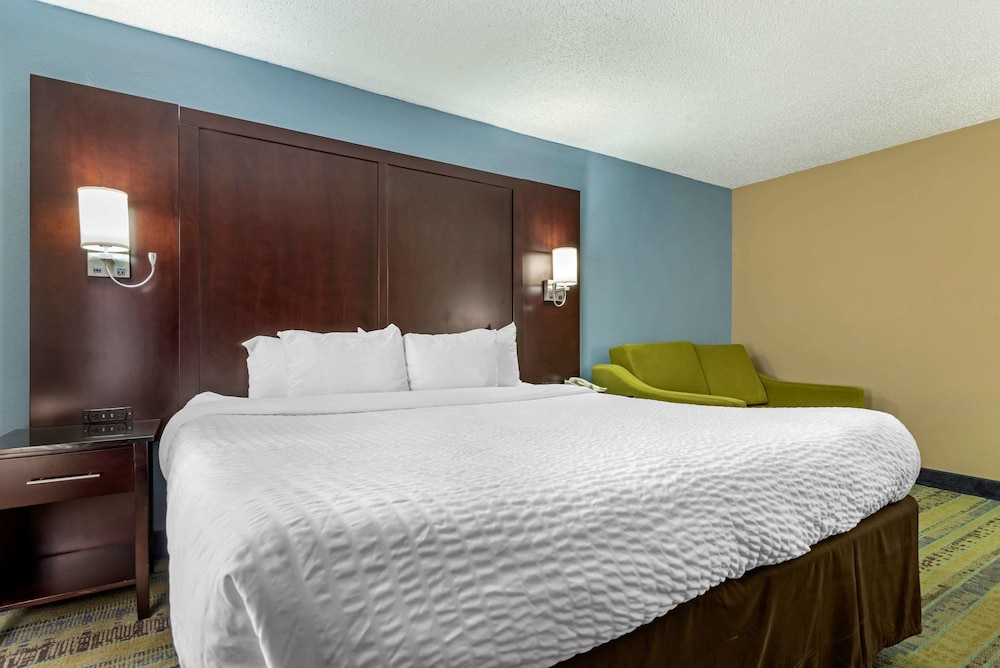 Standard Room, 1 King Bed with Sofa bed, Non Smoking - Photo 1