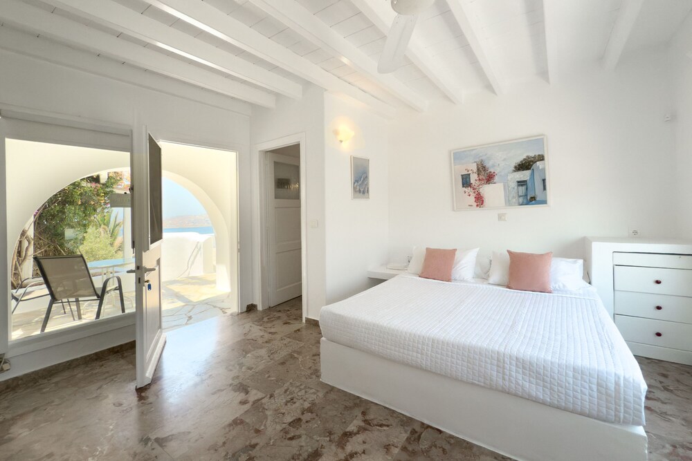 Superior Double Room, 3 Bedrooms, Private Pool, Partial Sea View photo 2