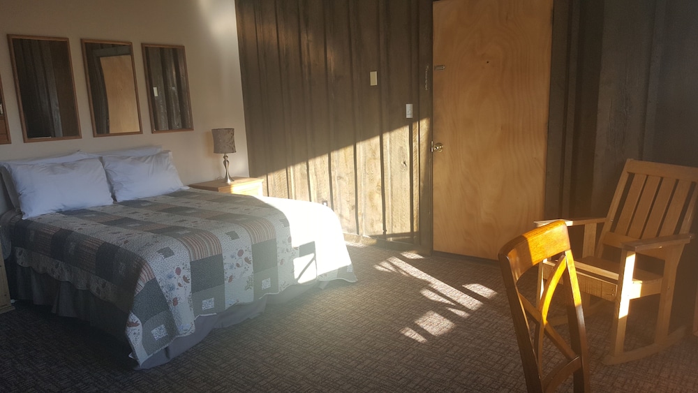 Paint Brush #19 (Extra Large Motel Room, Upstairs w/Kitchen)
