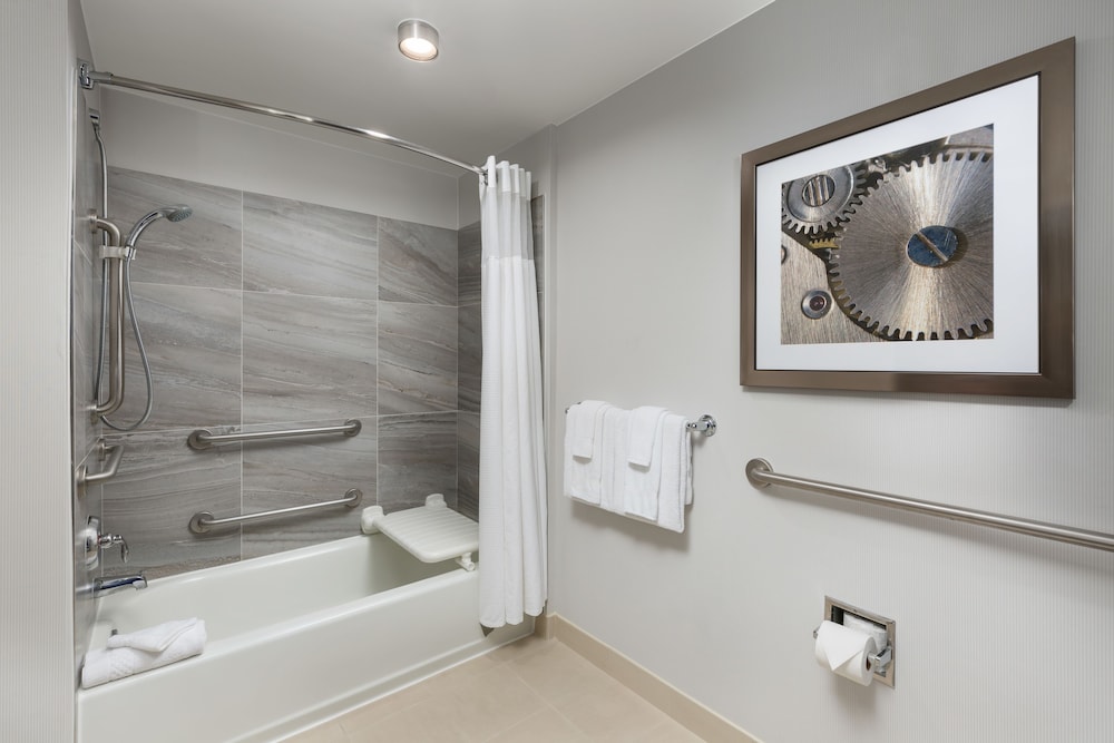 Room, 1 King Bed (Mobility/Hearing Accessible, Tub) thumbnail 6