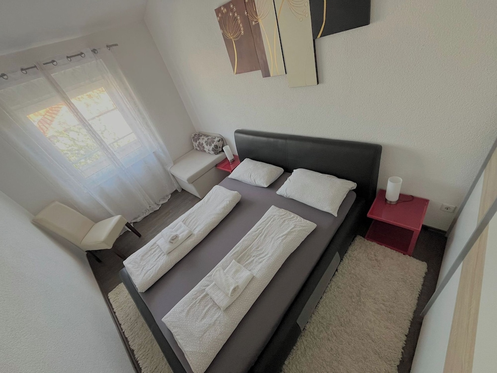Classic Apartment, 1 Queen Bed with Sofa bed photo 2