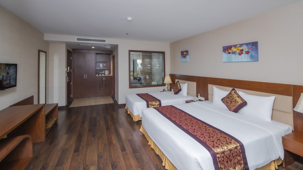 Deluxe Triple Room, City View photo 3