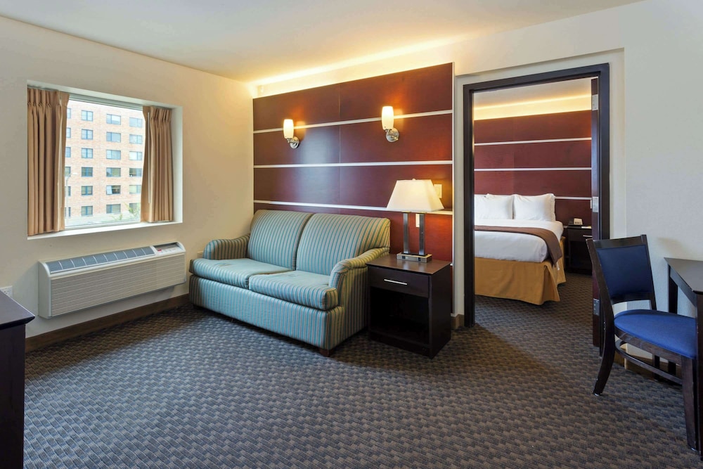 Deluxe Suite, 1 Bedroom, Non Smoking (1 King Bed, Top Floor) - Photo 3