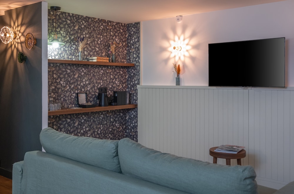Family Room thumbnail 6