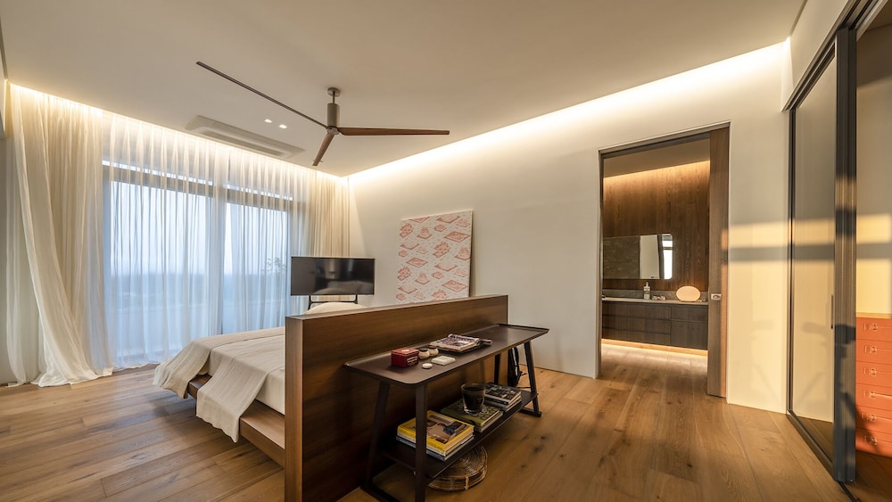 Double Royal Suite (Pool access for 2, Cooking not permitted)