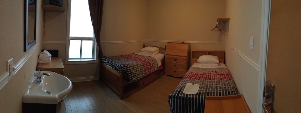 Basic Double or Twin Room, 2 Twin Beds, Shared Bathroom