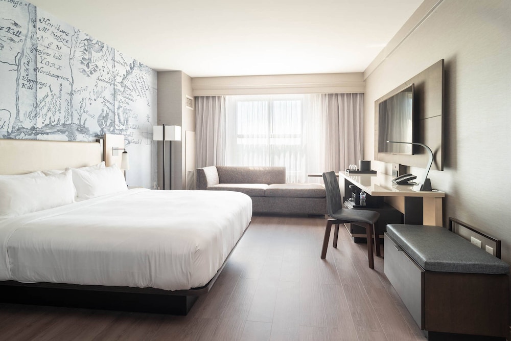 Room, 1 King Bed (Mobility Accessible, Roll-In Shower) - Photo 1