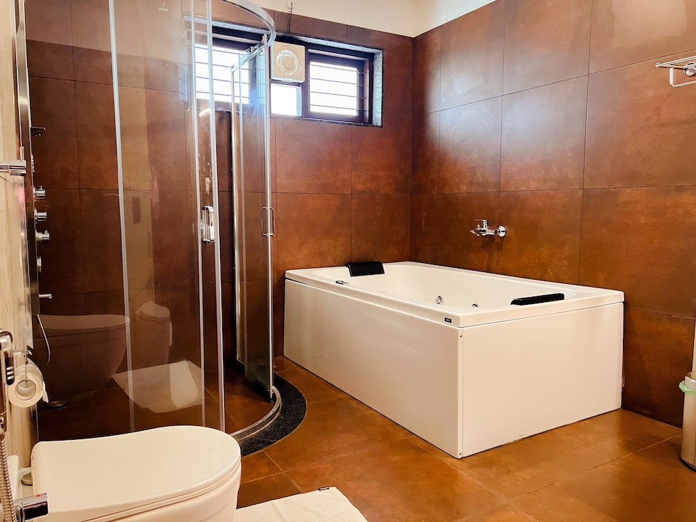Honeymoon Cottage with Jacuzzi - Photo 22