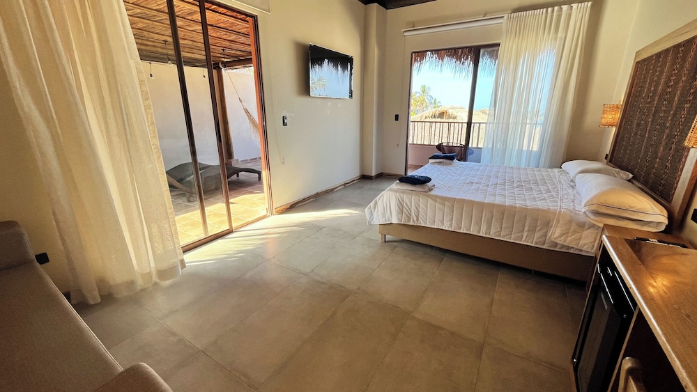 Superior Studio Suite, Private Pool, Sea View photo 1