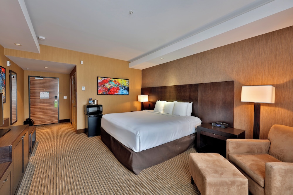 Premium Room, 1 King Bed - Photo 1