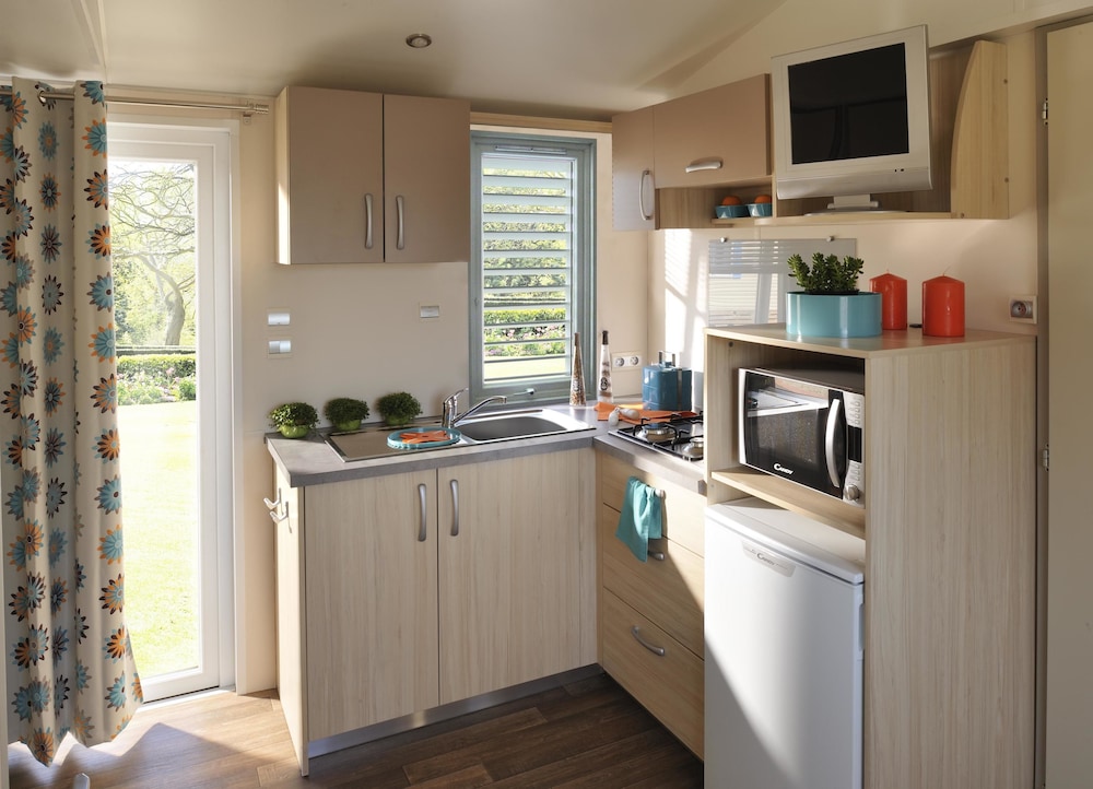 Classic Mobile Home, 2 Bedrooms, Garden View photo 1