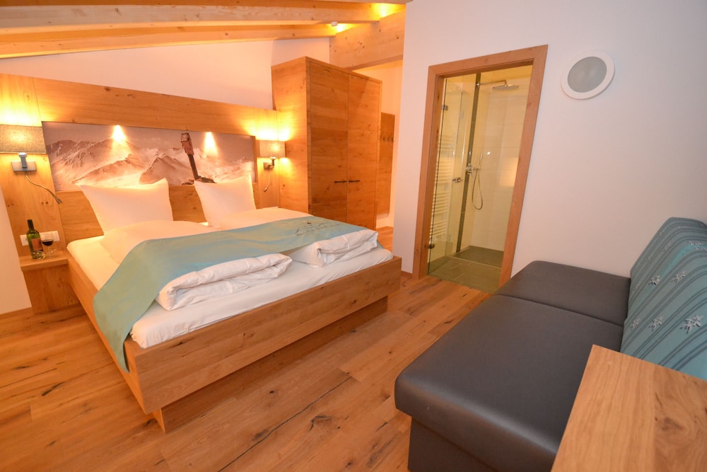 Luxury Apartment, 3 Bedrooms, Hot Tub and Sauna, Mountain View photo 3