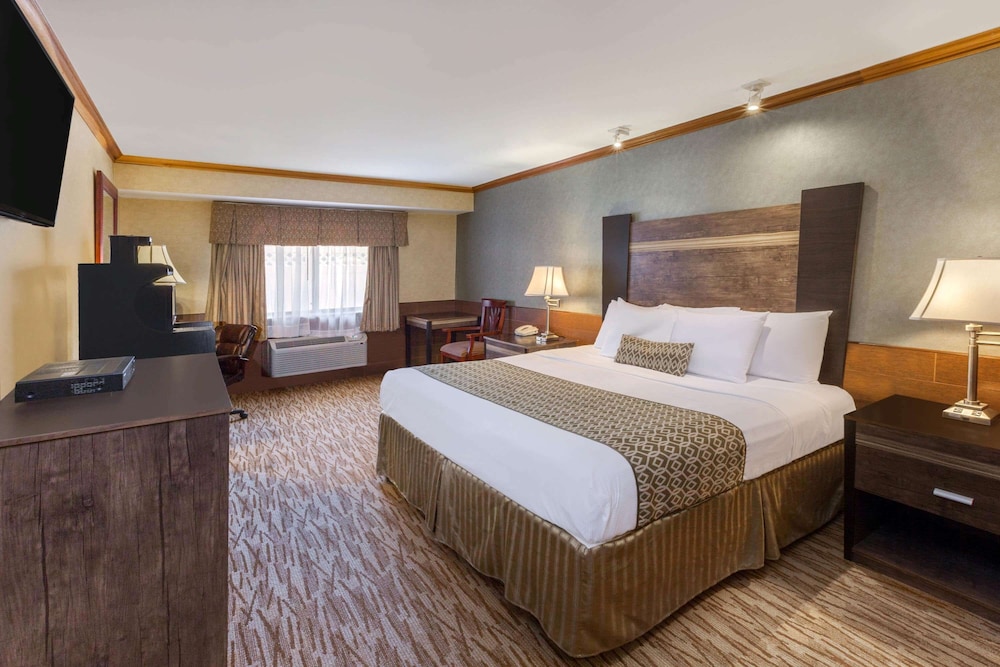Deluxe Room, 1 King Bed, Non Smoking photo 2