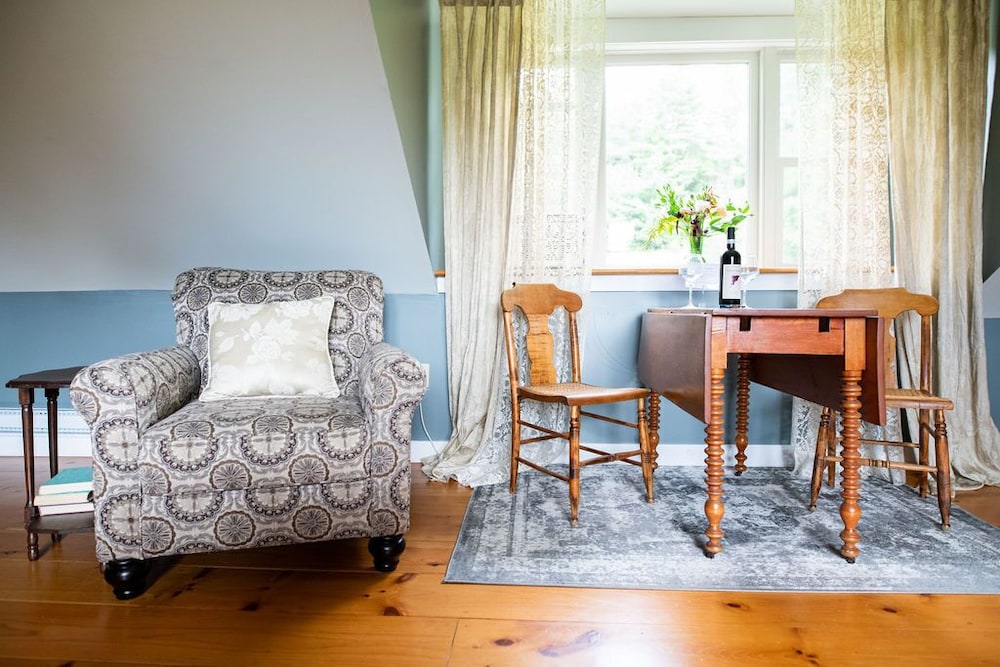 Owl's Nest- King Suite photo 3